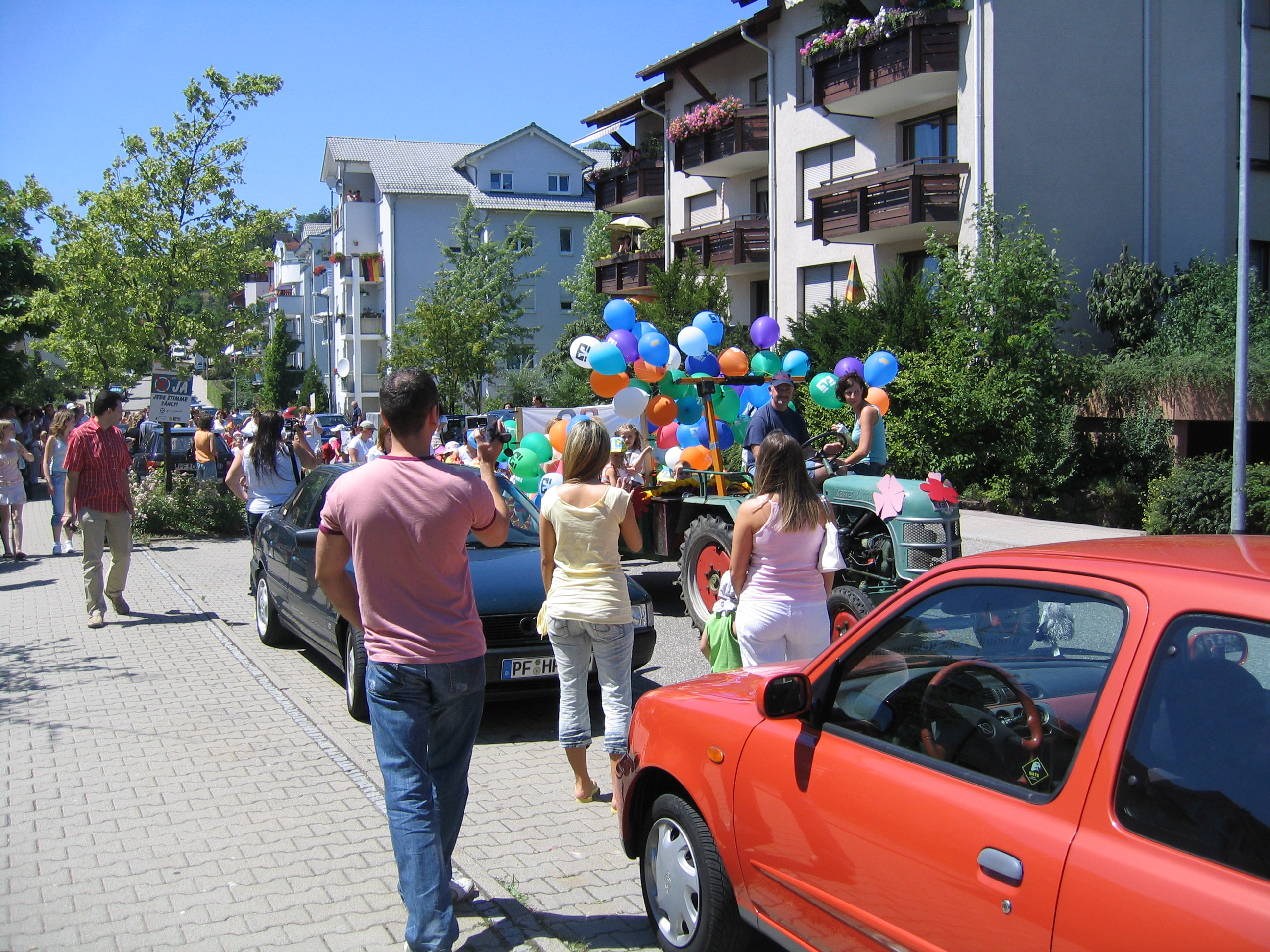 20-jähriges Jubiläum der Kindertagesstätte Maihälden - Festliche Parade mit geschmücktem Traktor